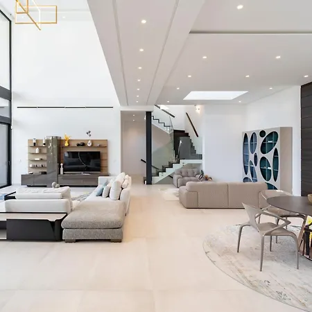 Michaela Moderna De Super Lujo Con Piscina Y Vistas Estepona