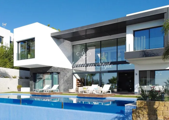 Michaela Moderna De Super Lujo Con Piscina Y Vistas Villa Estepona