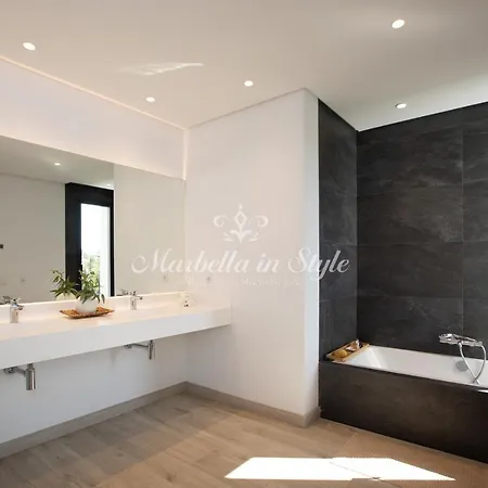 Michaela Moderna De Super Lujo Con Piscina Y Vistas Villa Estepona